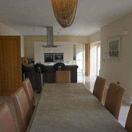 Hunter Lodges By Celtic Manor Нюпорт Екстериор снимка