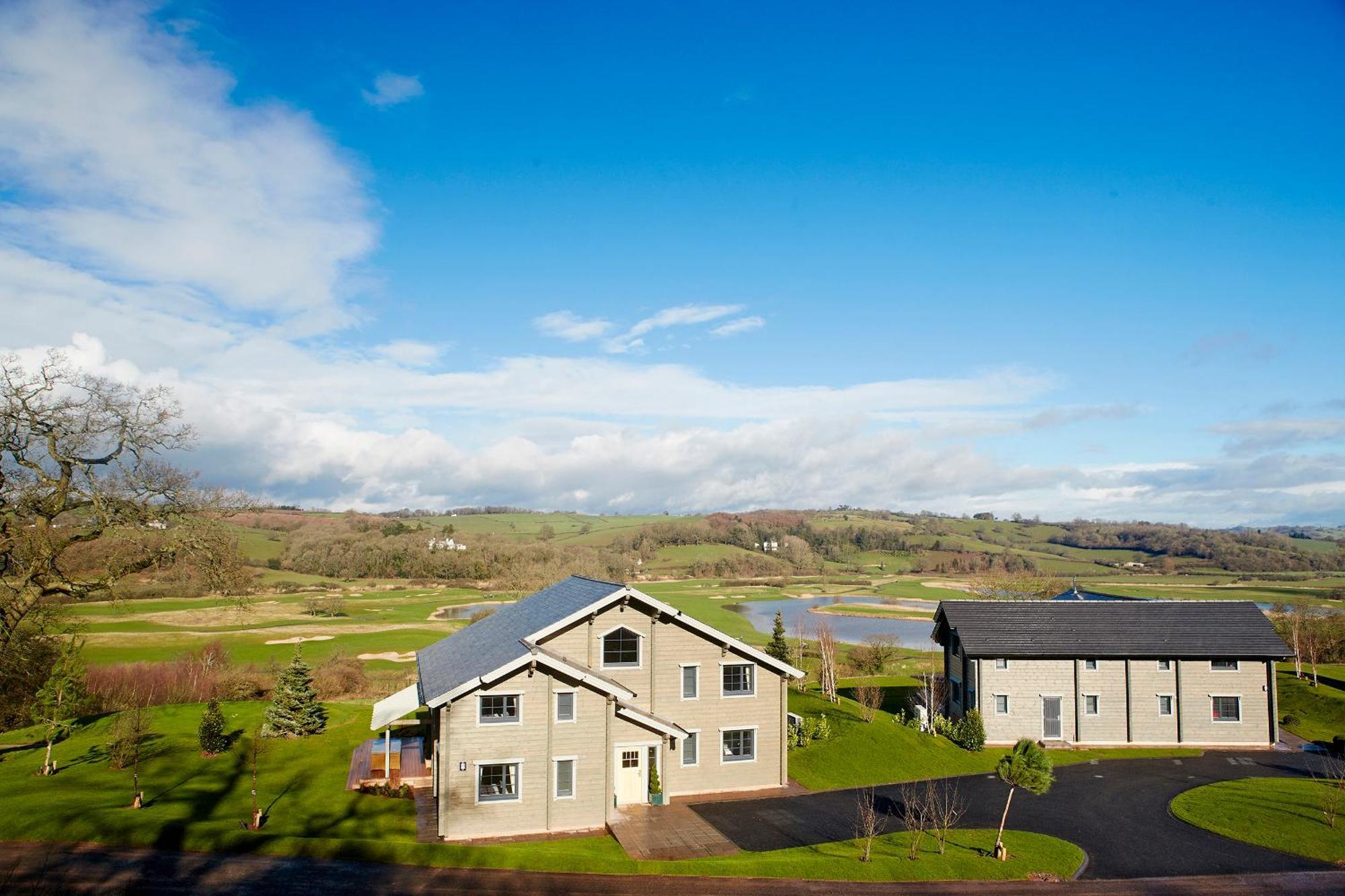 Hunter Lodges By Celtic Manor Нюпорт Екстериор снимка