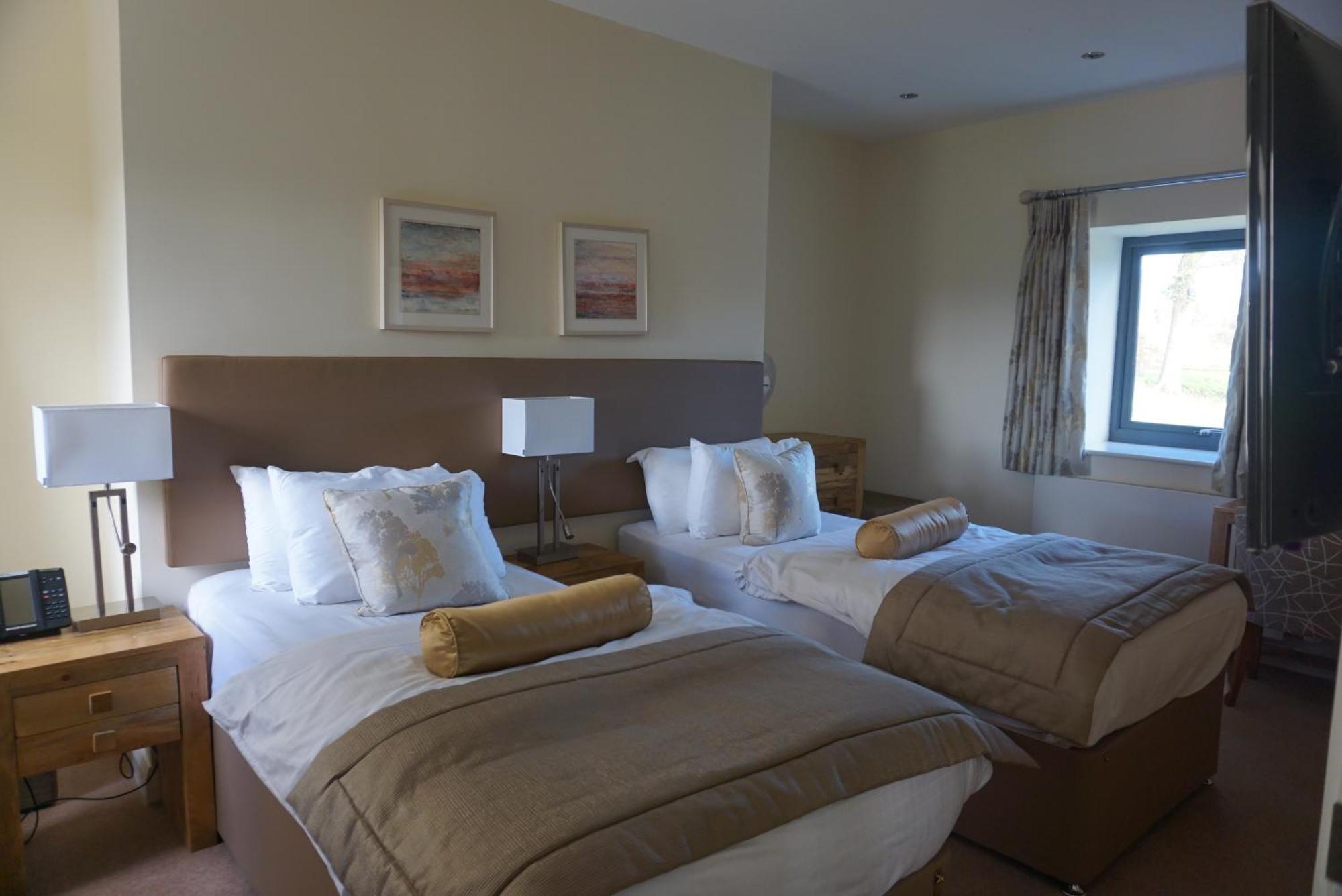 Hunter Lodges By Celtic Manor Нюпорт Екстериор снимка