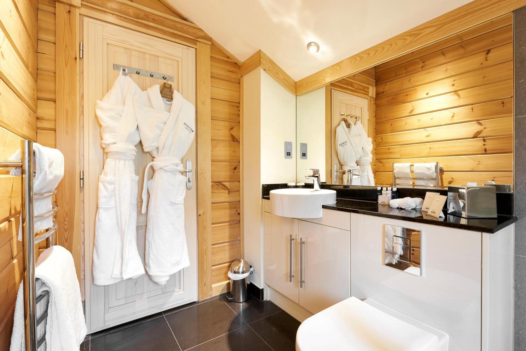 Hunter Lodges By Celtic Manor Нюпорт Екстериор снимка